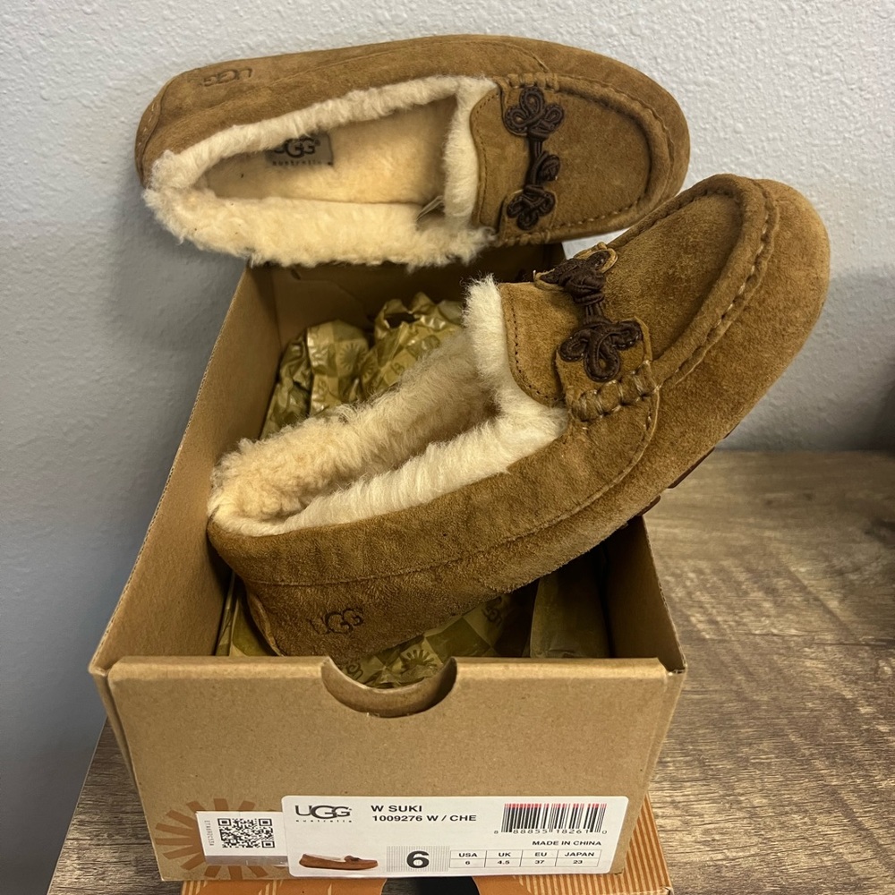 Ugg Moccasin Slippers Woman Size 6